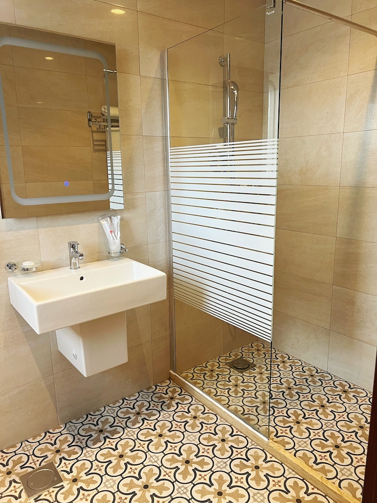 7th Star Hotel Suites 26/28