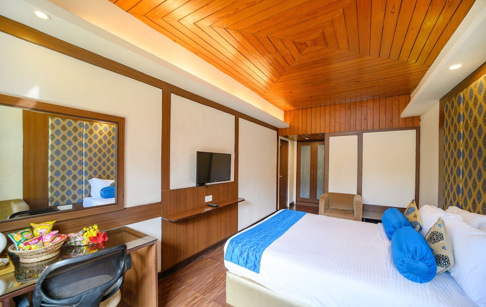 FAMILY, TWIN BEDS
