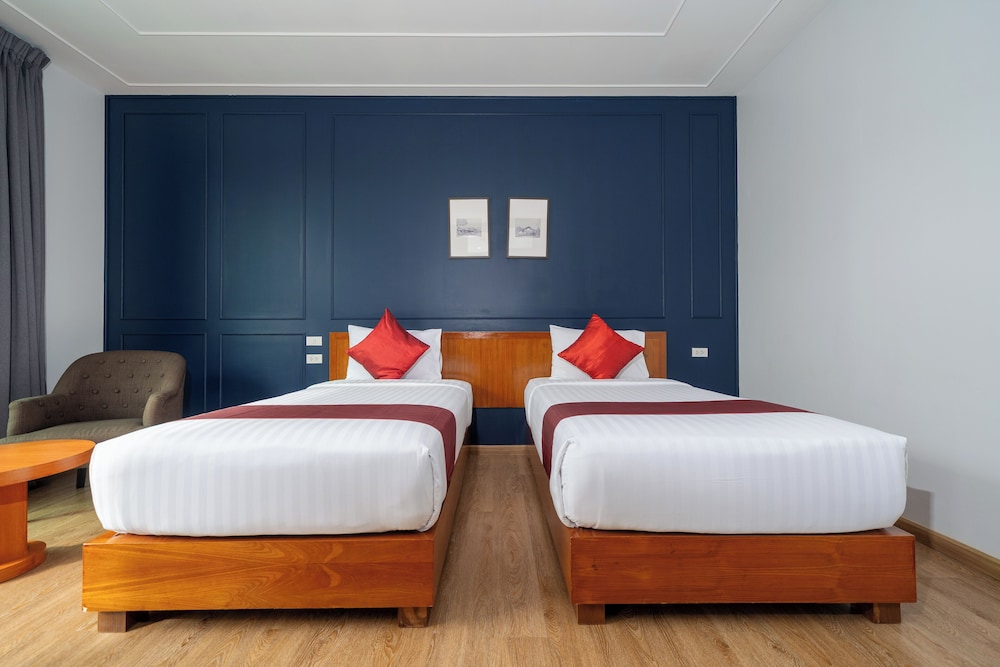 DELUXE, TWIN BEDS, POOL ACCESS