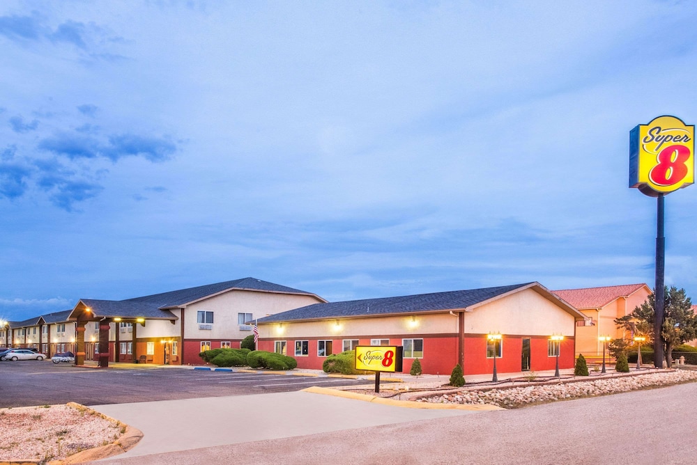 Super 8 By Wyndham Grants 2/32