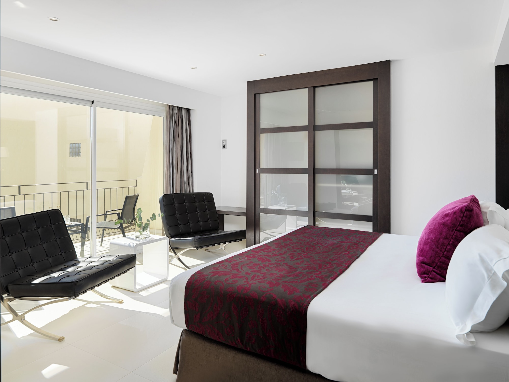 EXECUTIVE, SUITE