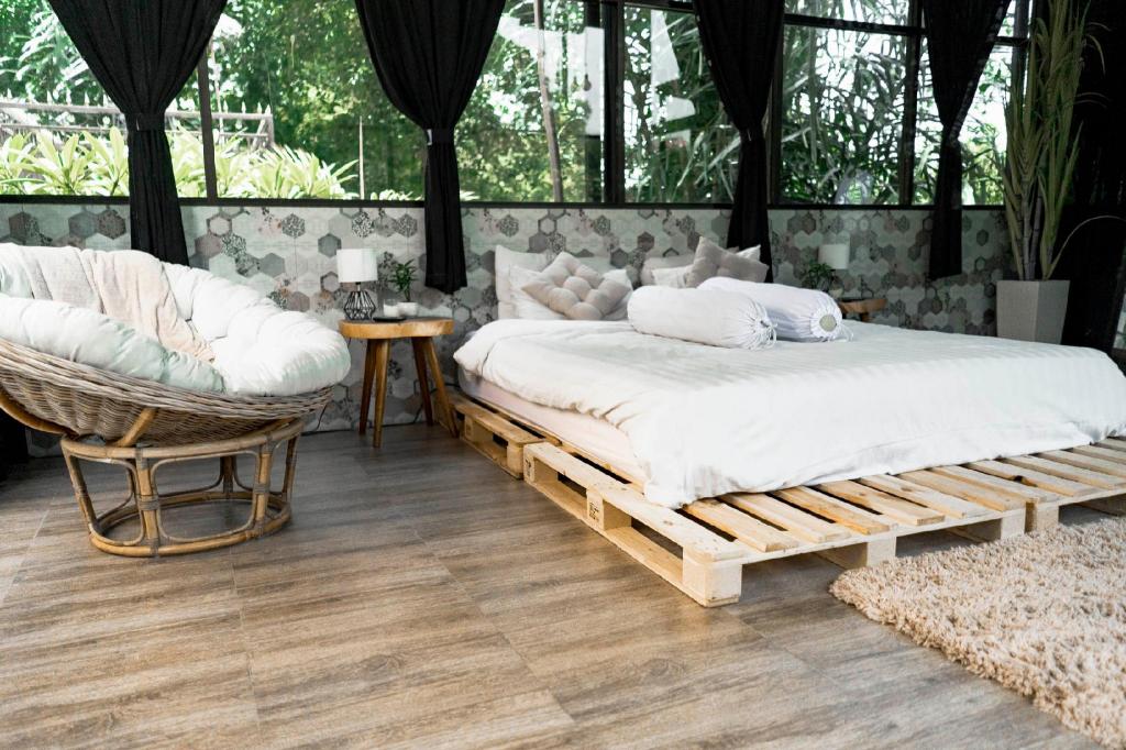 Tropical, Bungalow, King Bed