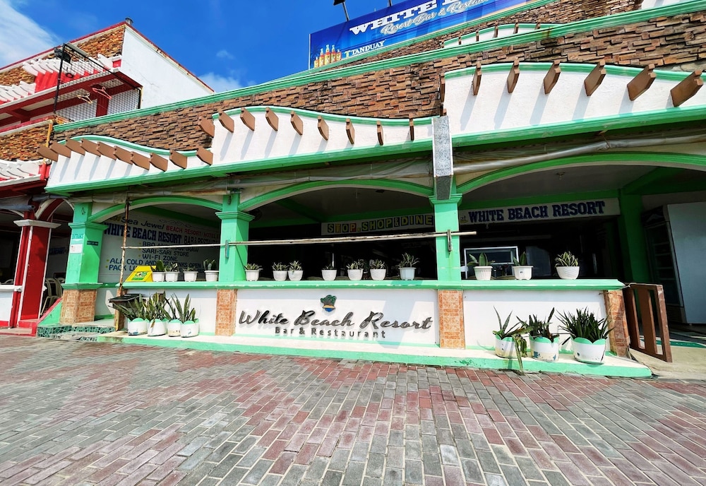 White Beach Hotel Bar And Restaurant 23/90