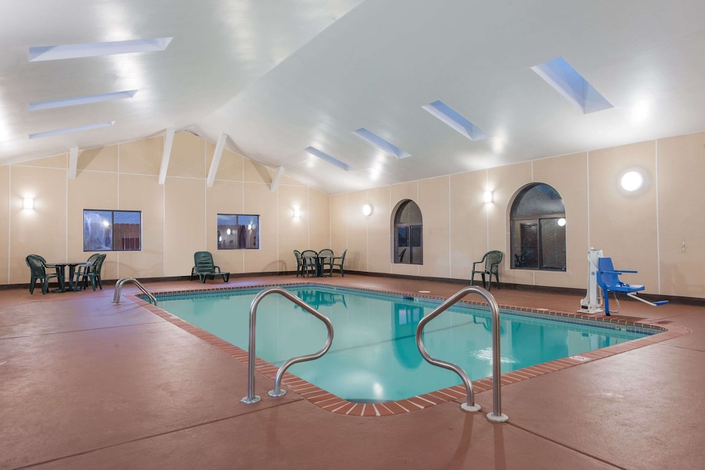 Super 8 By Wyndham St Charles 16/25
