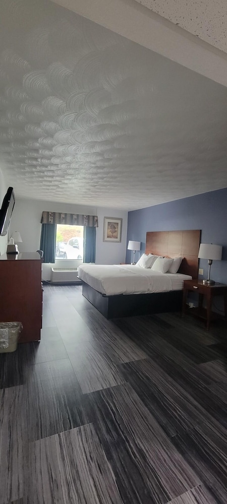 The Royal Inn & Suites 12/17