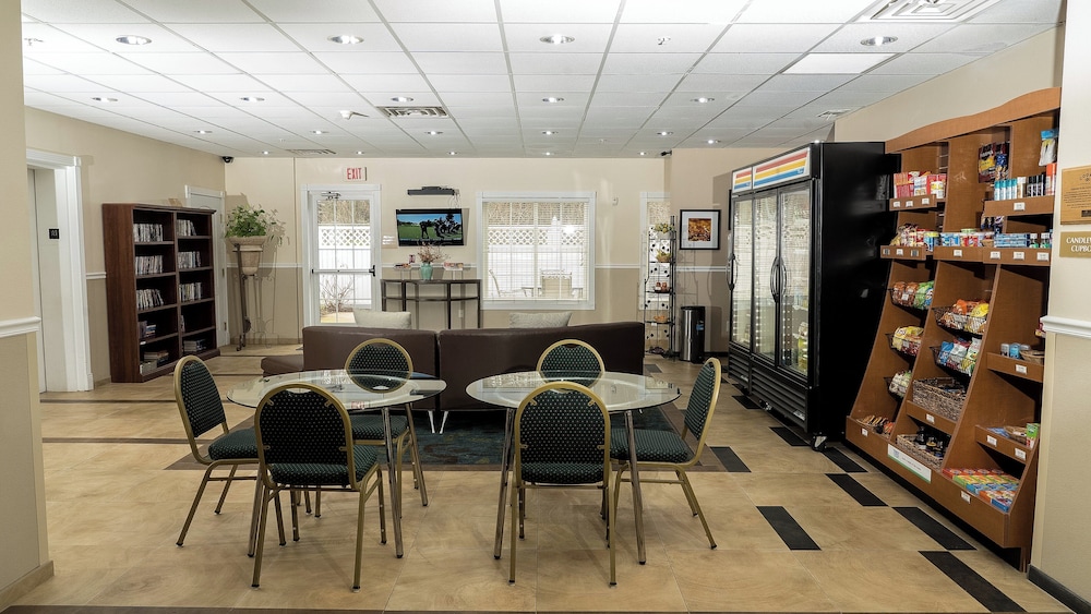 Candlewood Suites St. Joseph Benton Harbor 25/38