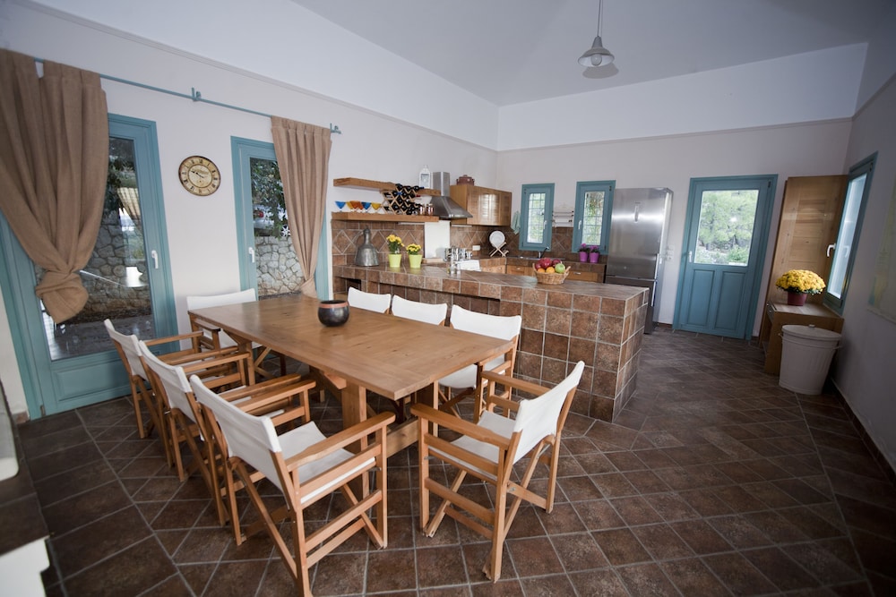 Electra Beachfront Villa 25/50
