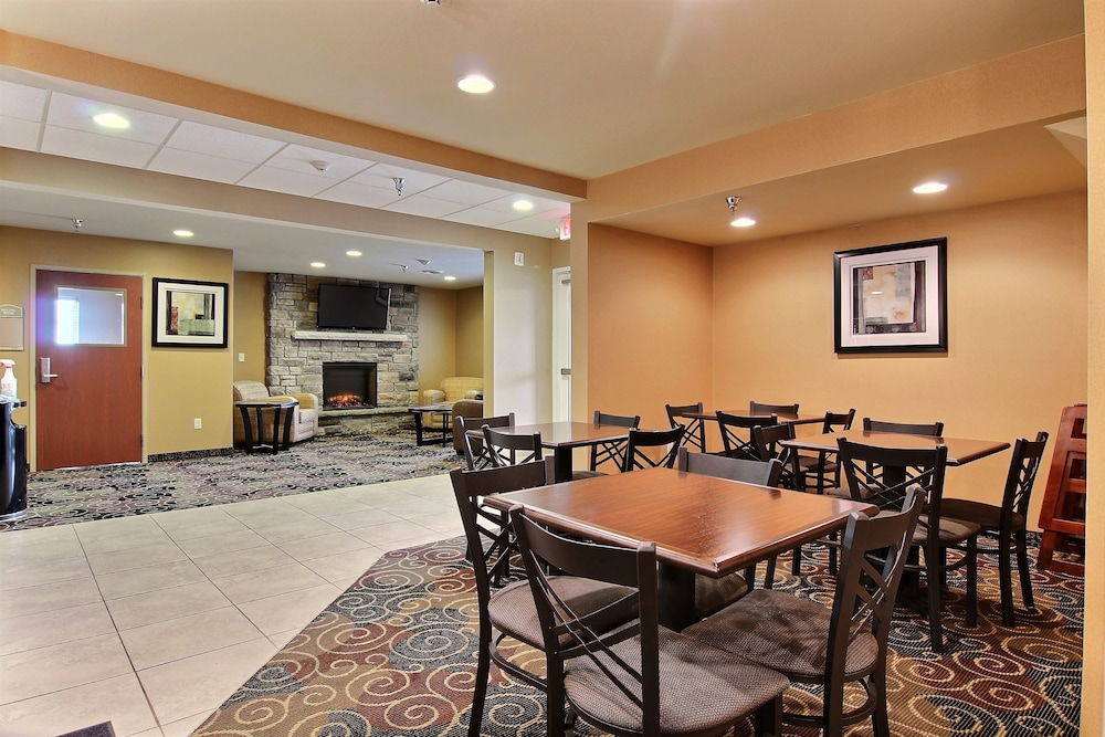 Cobblestone Hotel Amp Suites Crookston 32/39