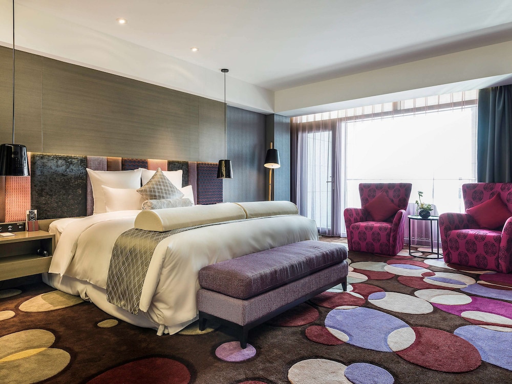 EXECUTIVE, SUITE, KING BED