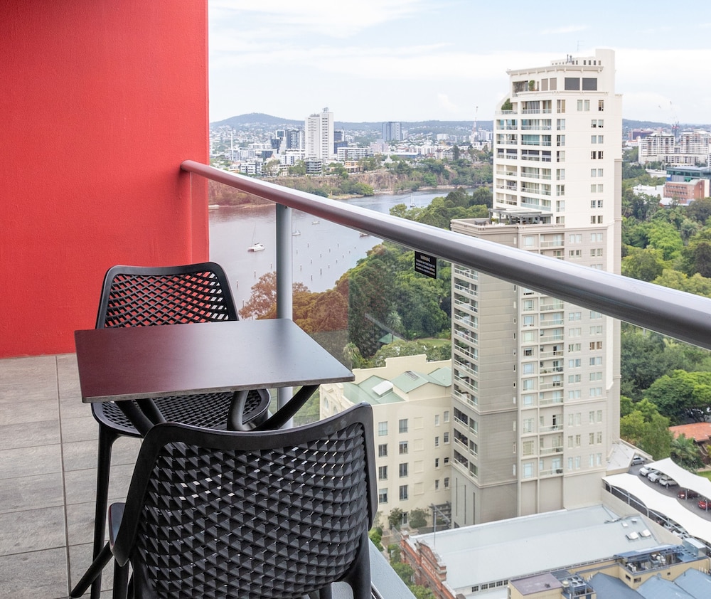 Oaks Brisbane Felix Suites 7/42