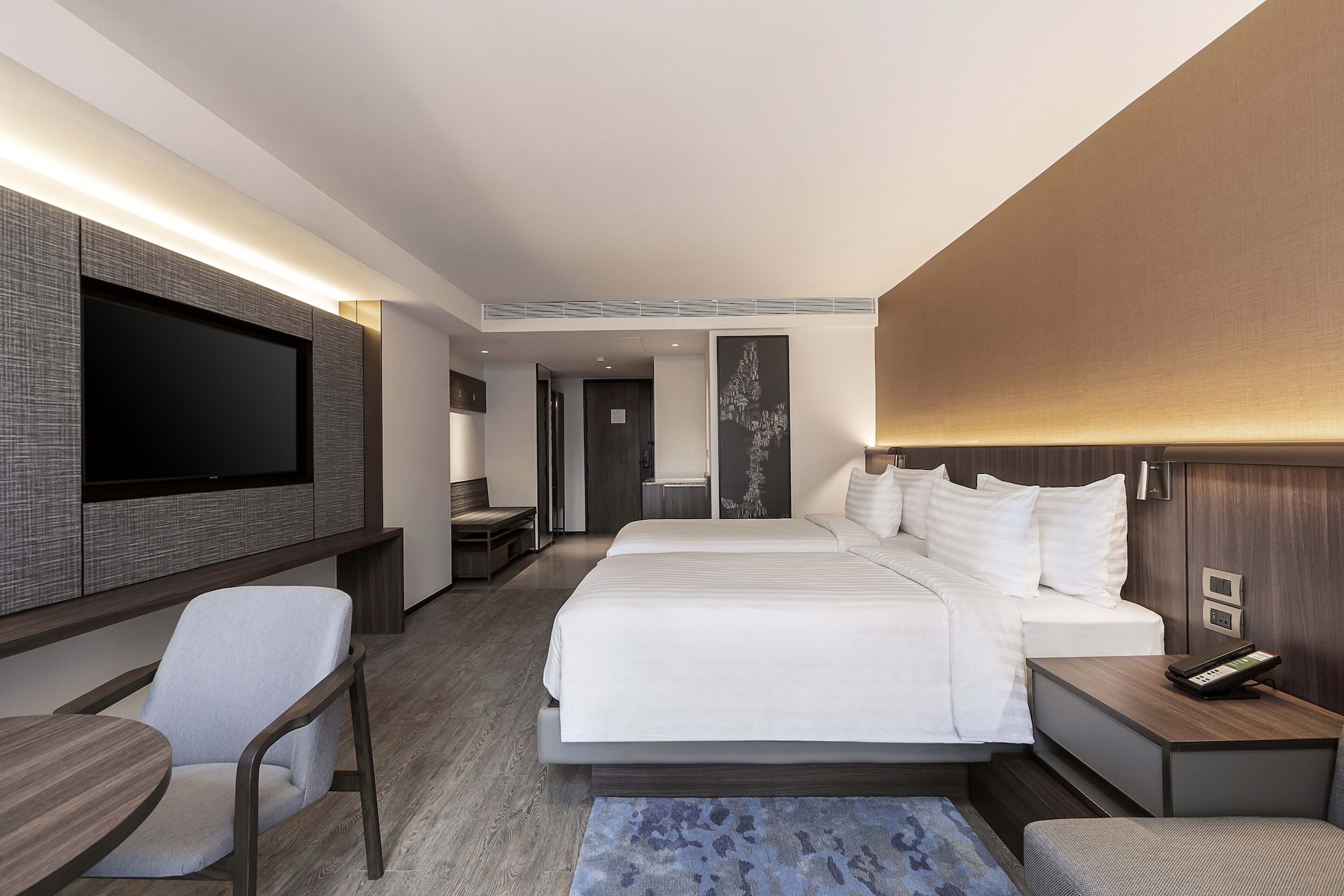 DELUXE, TWIN BEDS, POOL VIEW