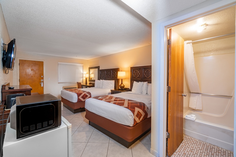 DELUXE, 2 QUEEN BEDS