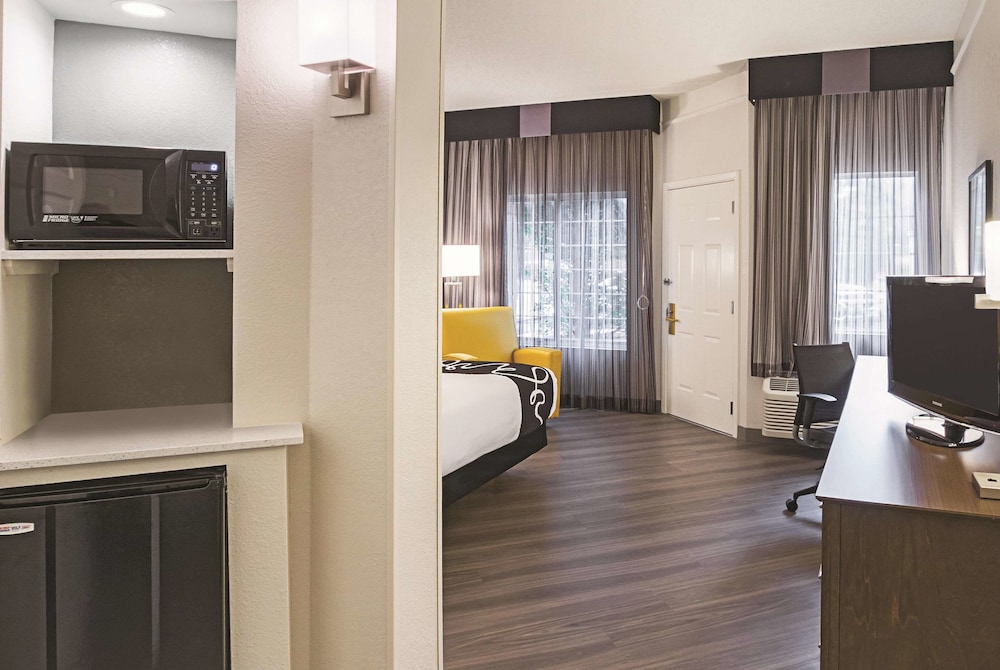 La Quinta Inn & Suites by Wyndham Fort Worth North 32/45