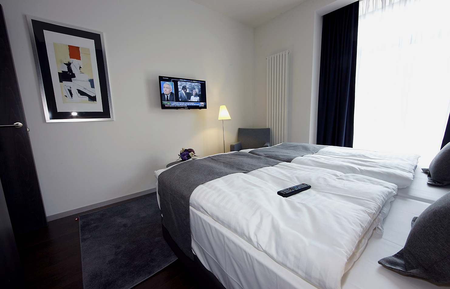 EXECUTIVE, SUITE, TWIN BEDS
