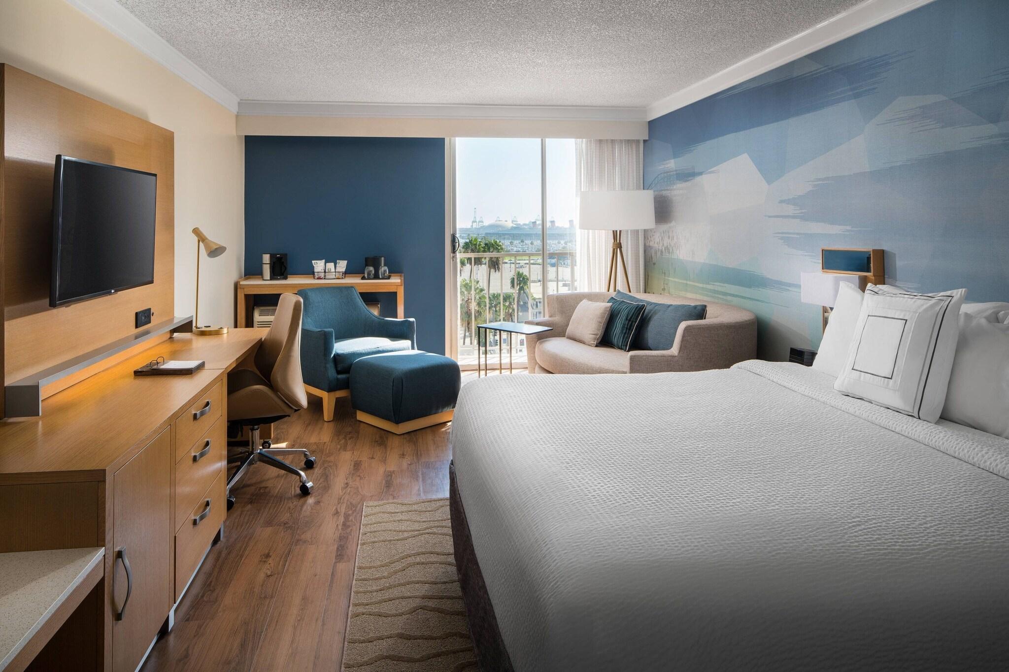 غرفة بسرير كينج بإطلالة على المرفأ مع أريكة، Courtyard Long Beach Downtown 5/10