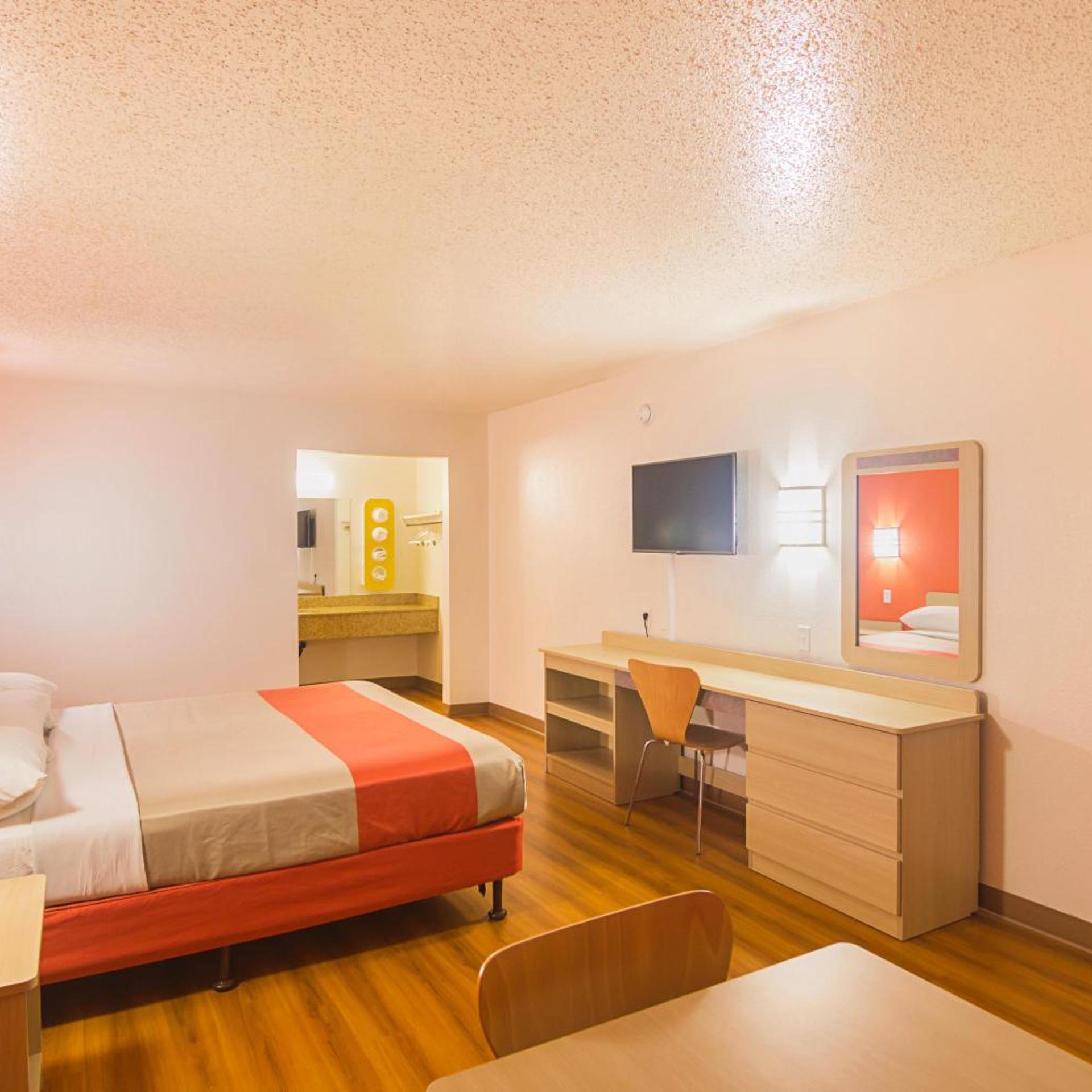 ROOM, QUEEN BED