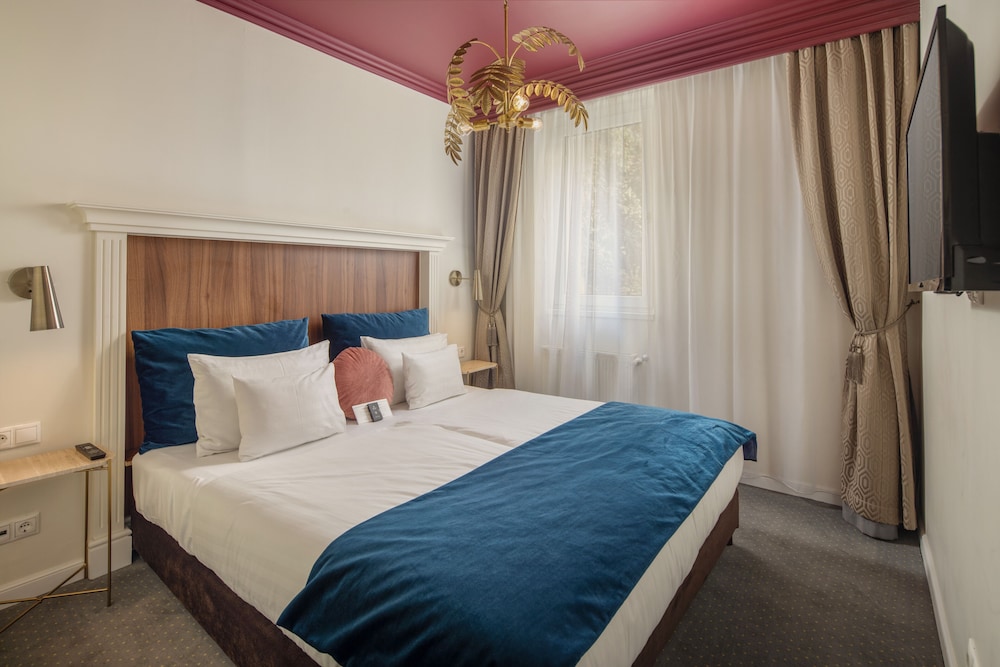 SUPERIOR, SUITE, KING BED