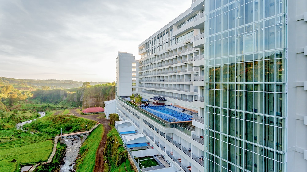 Le Eminence Hotel Convention And Resort 3/57