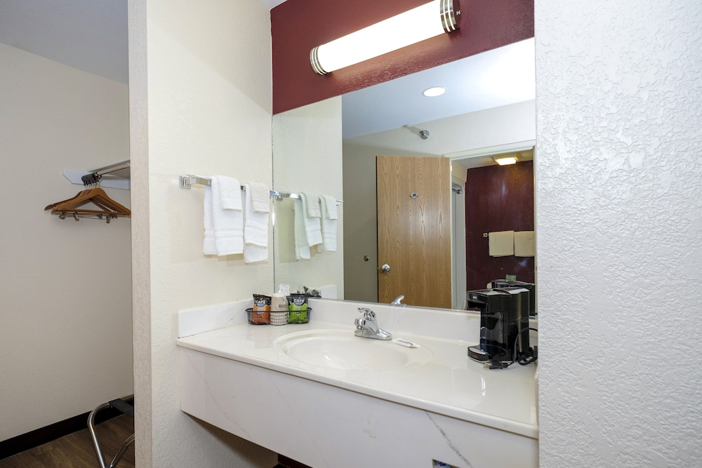 Red Roof Inn Holton 18/18