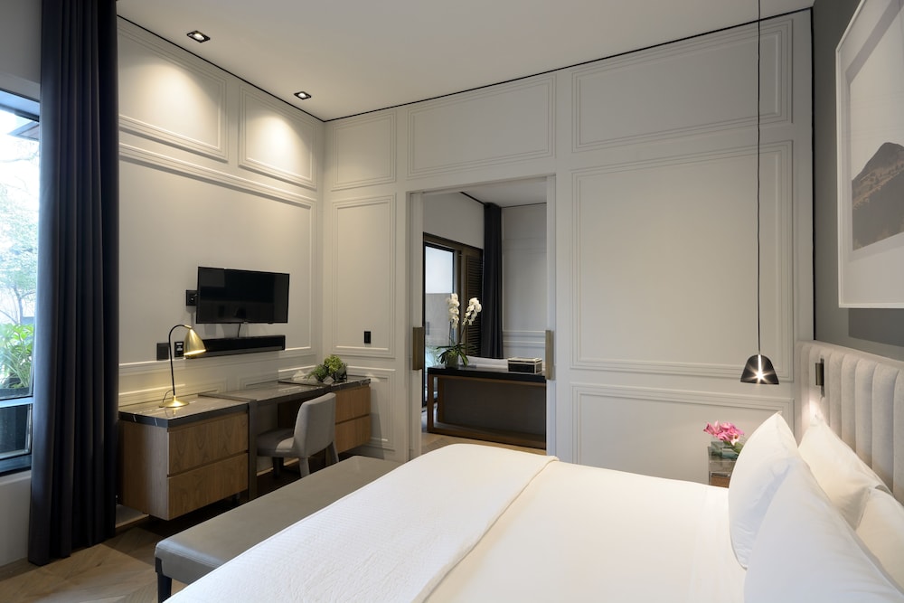 SIGNATURE, SUITE