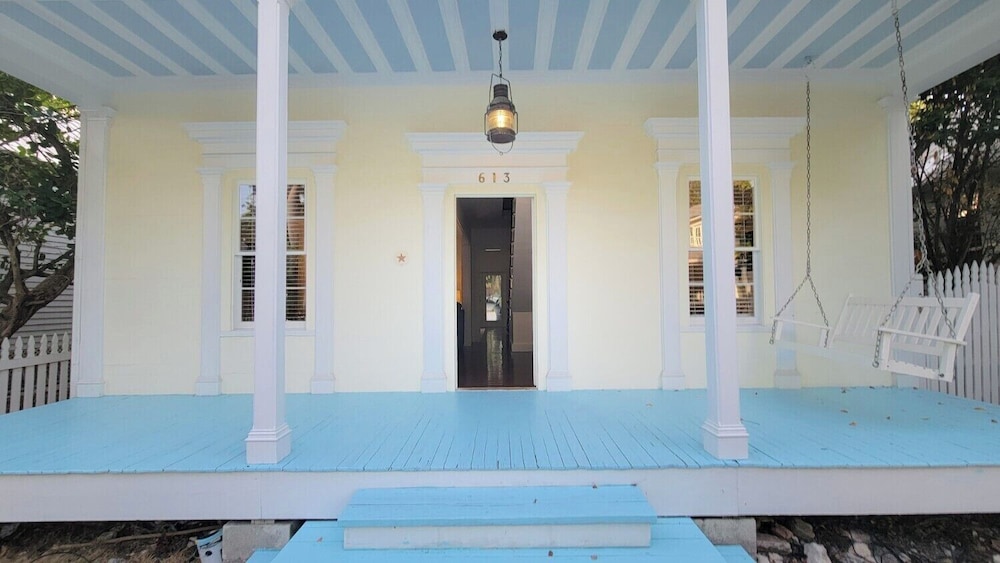 The Paradise Inn Adults Only 38/75