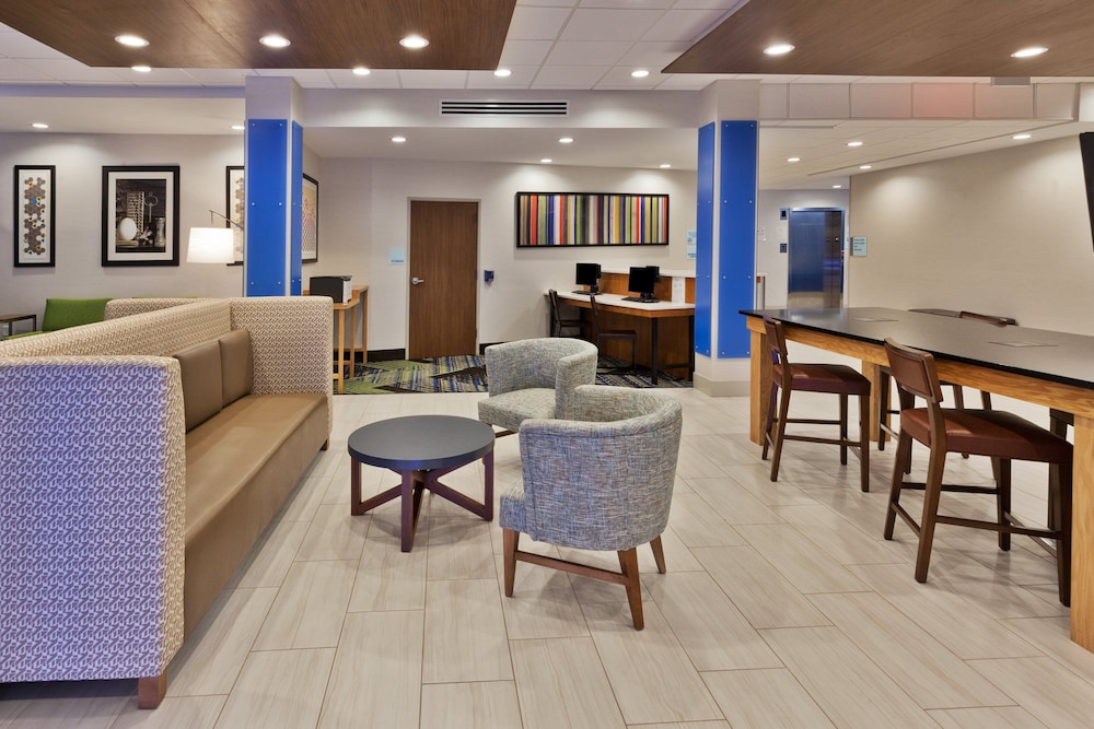 Holiday Inn Express & Suites Fayetteville 49/62