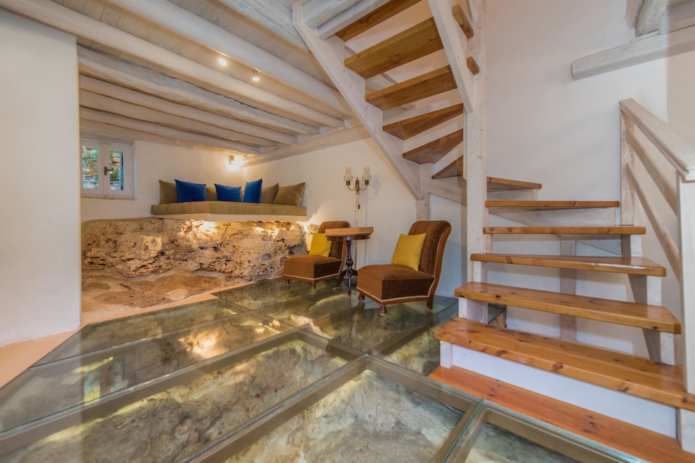 Aria Villa 3/50