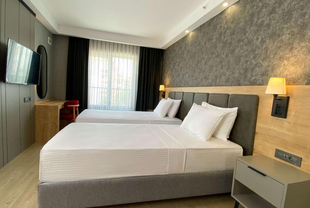 Suite, 2 French Beds, Land Side, Balcony
