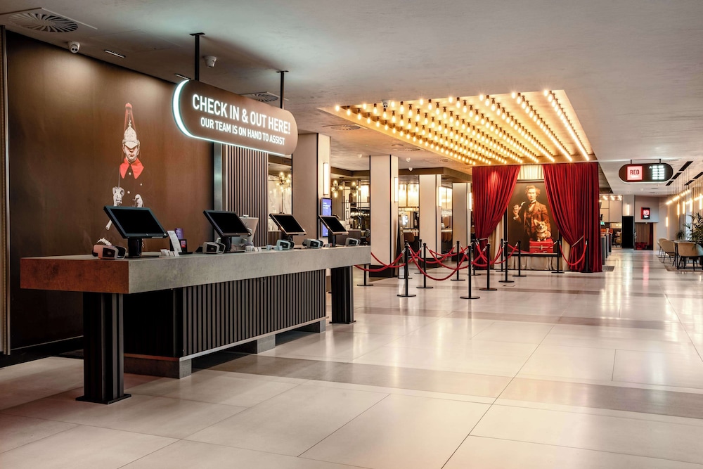Radisson Red London Heathrow 10/64
