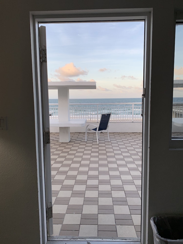 Arya Blu Inn and Suites (Ex Days Inn Ormond Beach Mainsail Oceanfront) 27/43