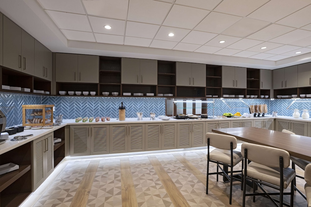 Hyatt Place Austin / Lake Travis / Four Points 43/55