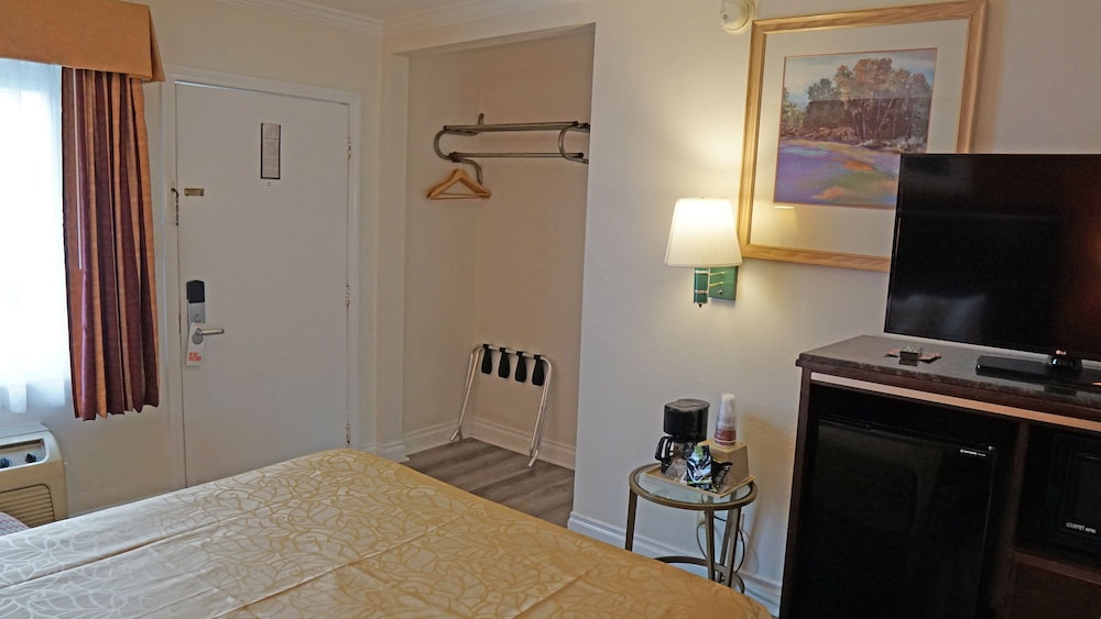 Redondo Inn and Suites 40/48