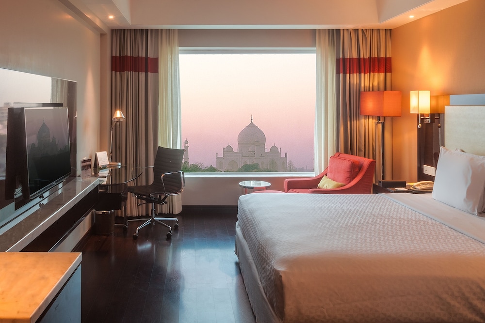 Radisson Hotel Agra 12/68