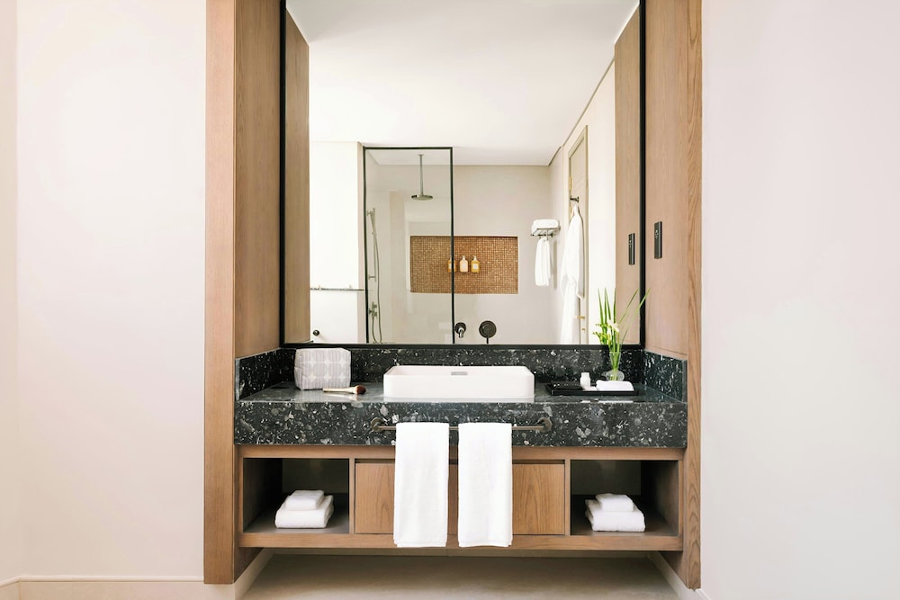 Aura Suites Downtown 46/48