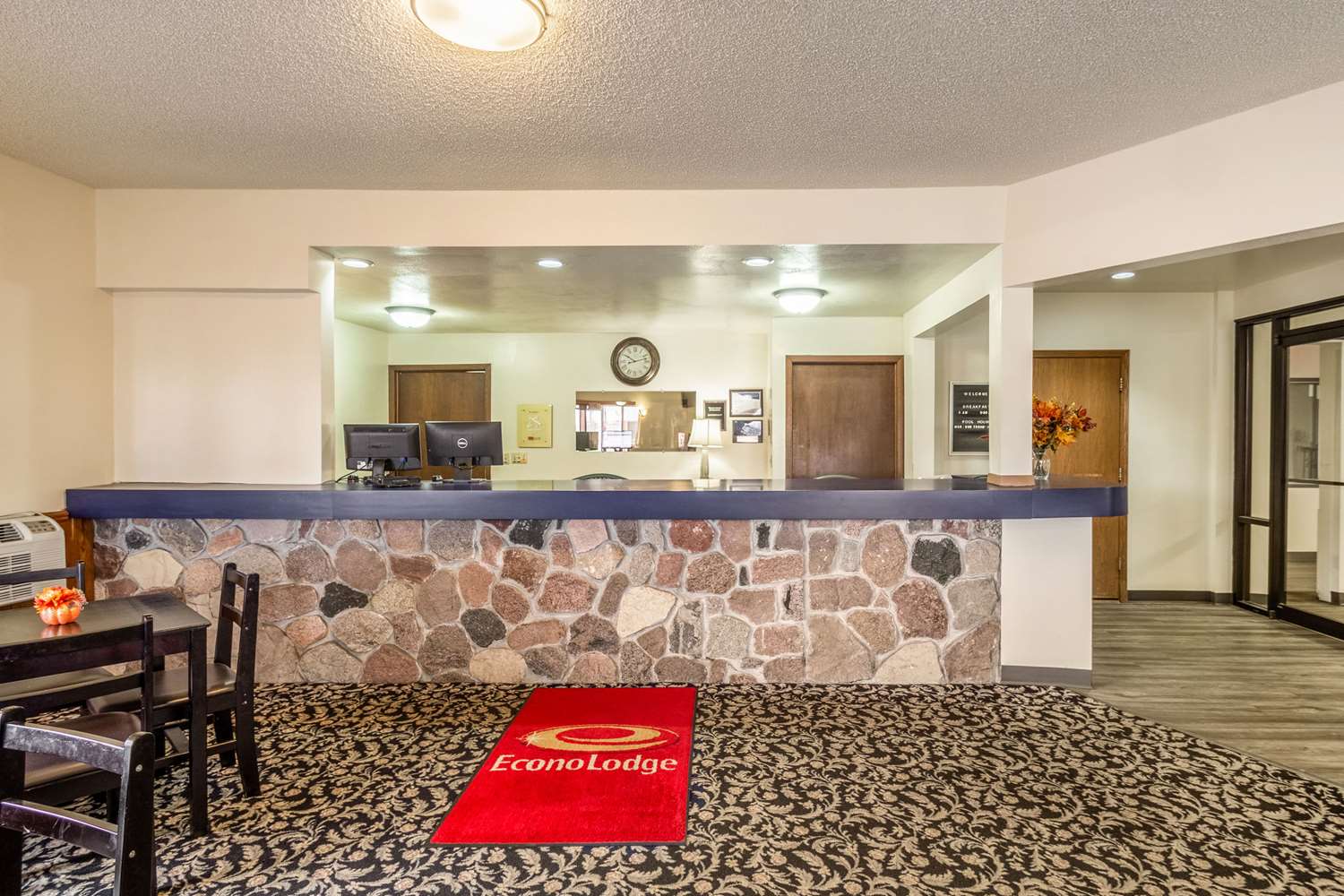 Econo Lodge Waupaca 2/35