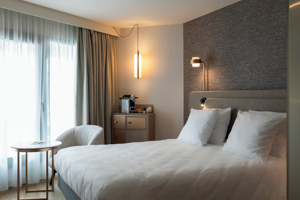 EXECUTIVE, DOUBLE OR TWIN BED