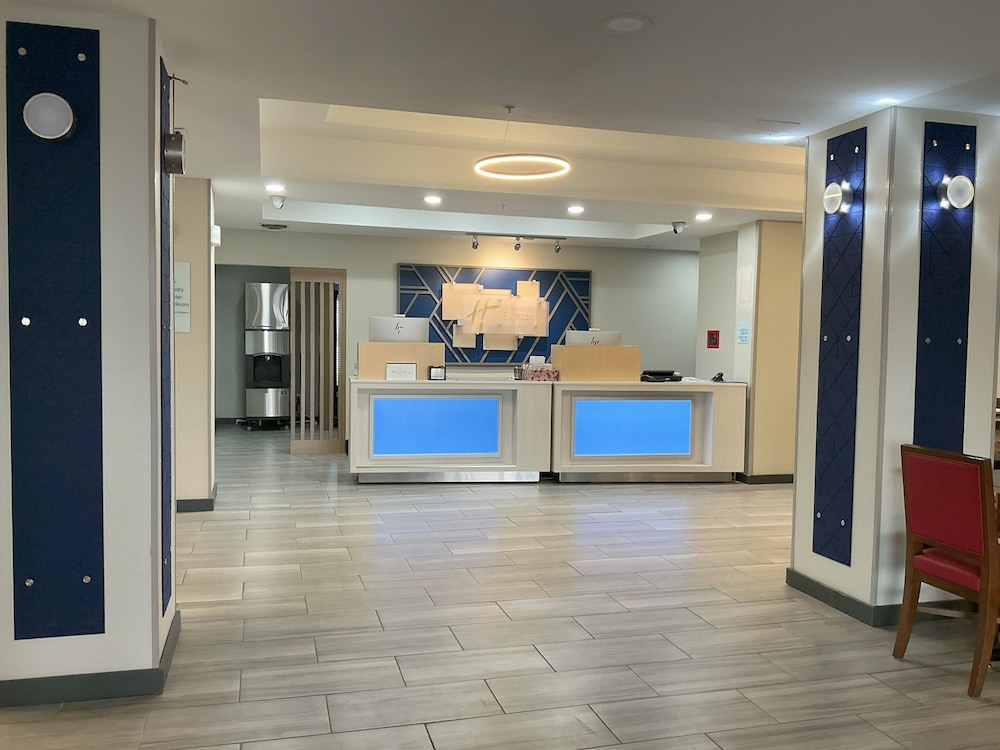 Holiday Inn Express Hotel and Suites Ada 9/57