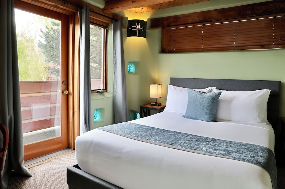 Lodge, 2 Queen Beds