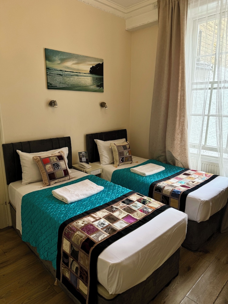ROOM, TWIN BEDS
