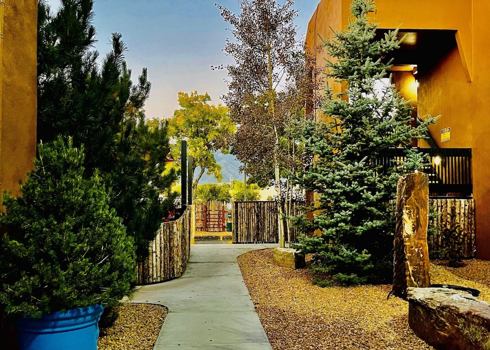 Taos Valley Lodge 84/88