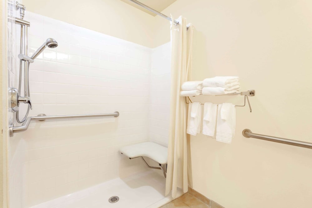 Microtel Inn & Suites by Wyndham Gulf Shores 63/64