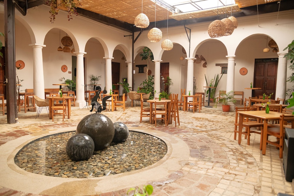 Sereno Art Hotel 72/78