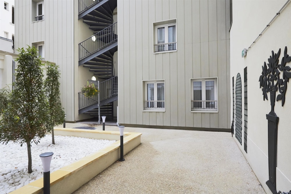 Kyriad Paris 18 - Porte De Clignancourt - Montmartre 5/65