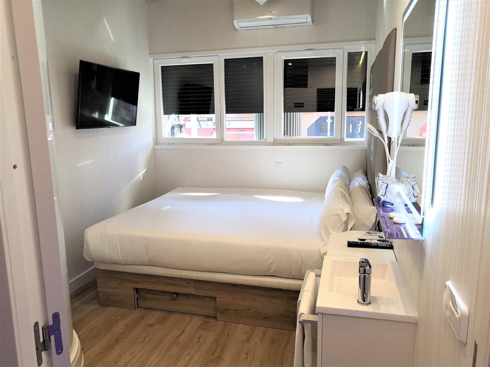 Room, Double Bed, Small