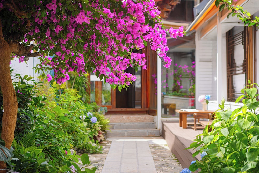 Lijiang Naxi Hereditary Courtyard 45/49