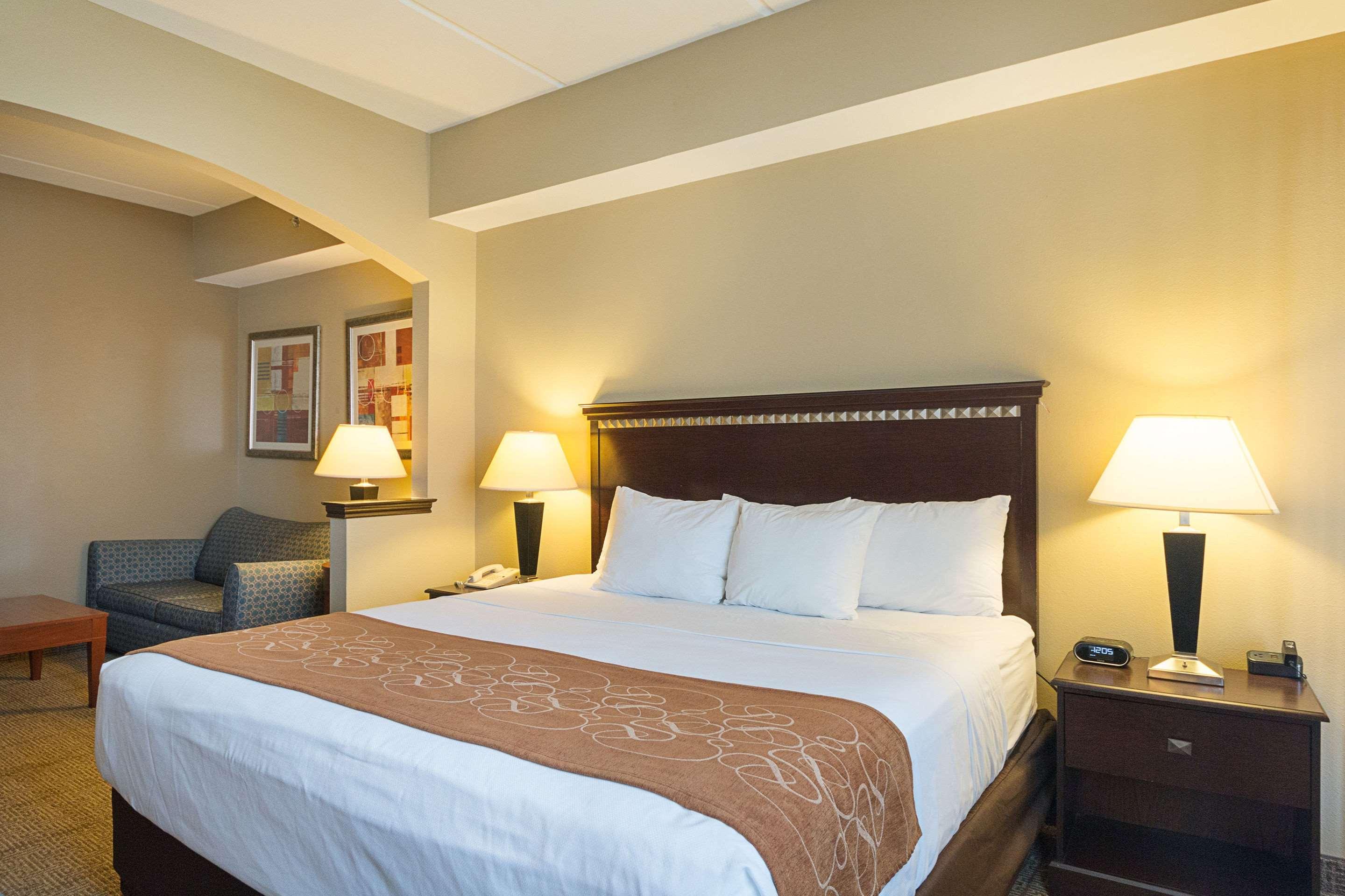 SUITE, KING BED
