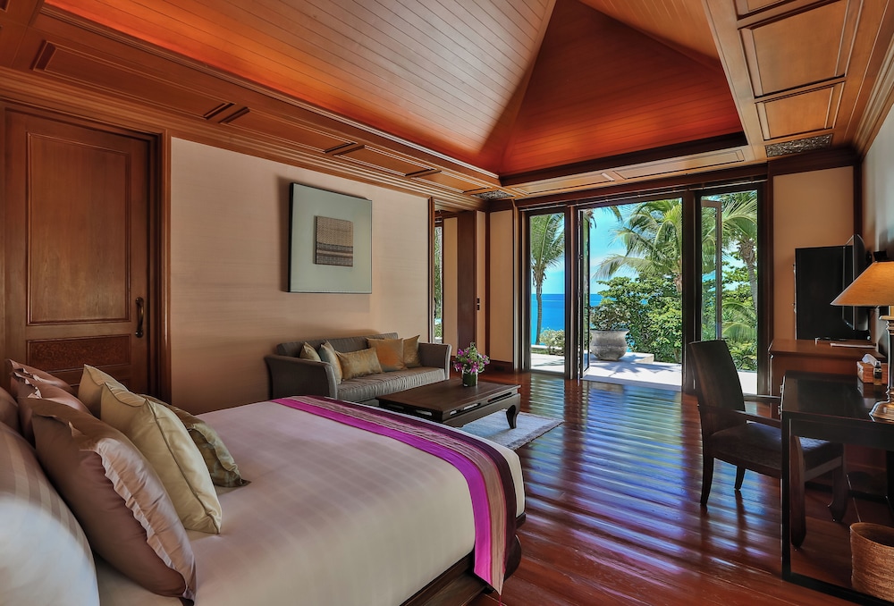 8 BEDROOMS, RESIDENCE, OCEAN FRONT