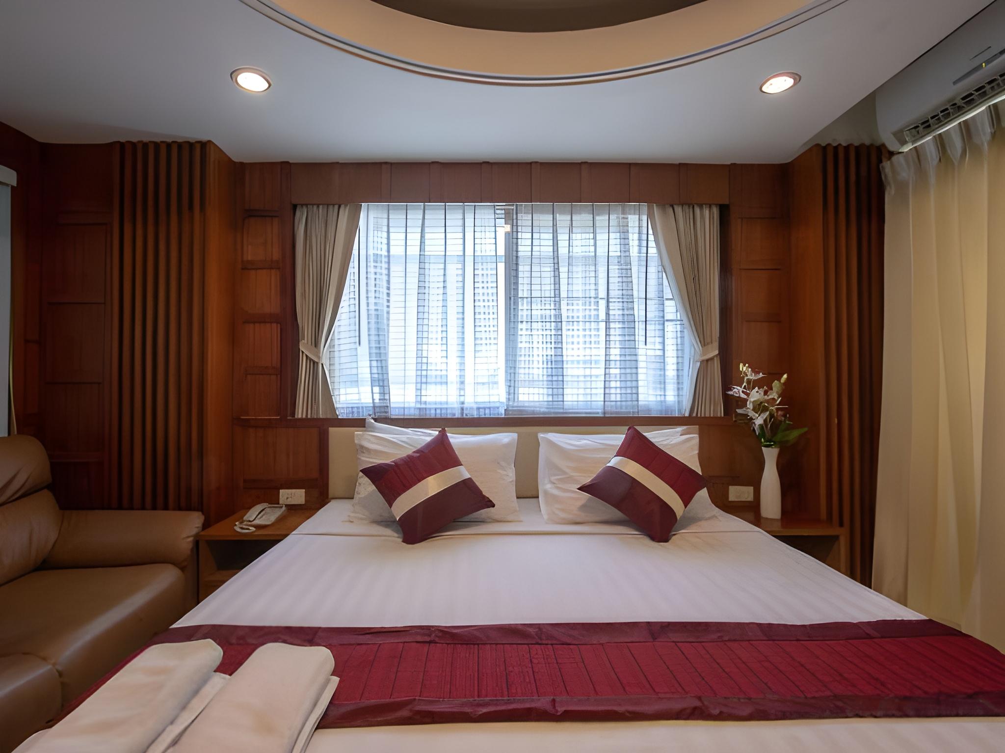 Deluxe, King Bed