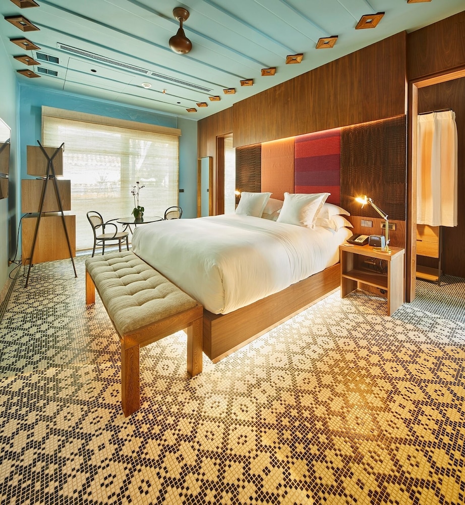 Suite, King Bed, Jetted Tub