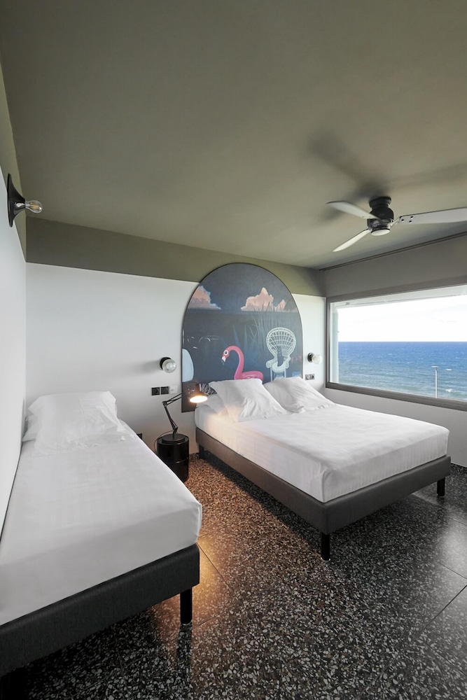 غرفة سيغنتشر ثلاثية بسرير كوين